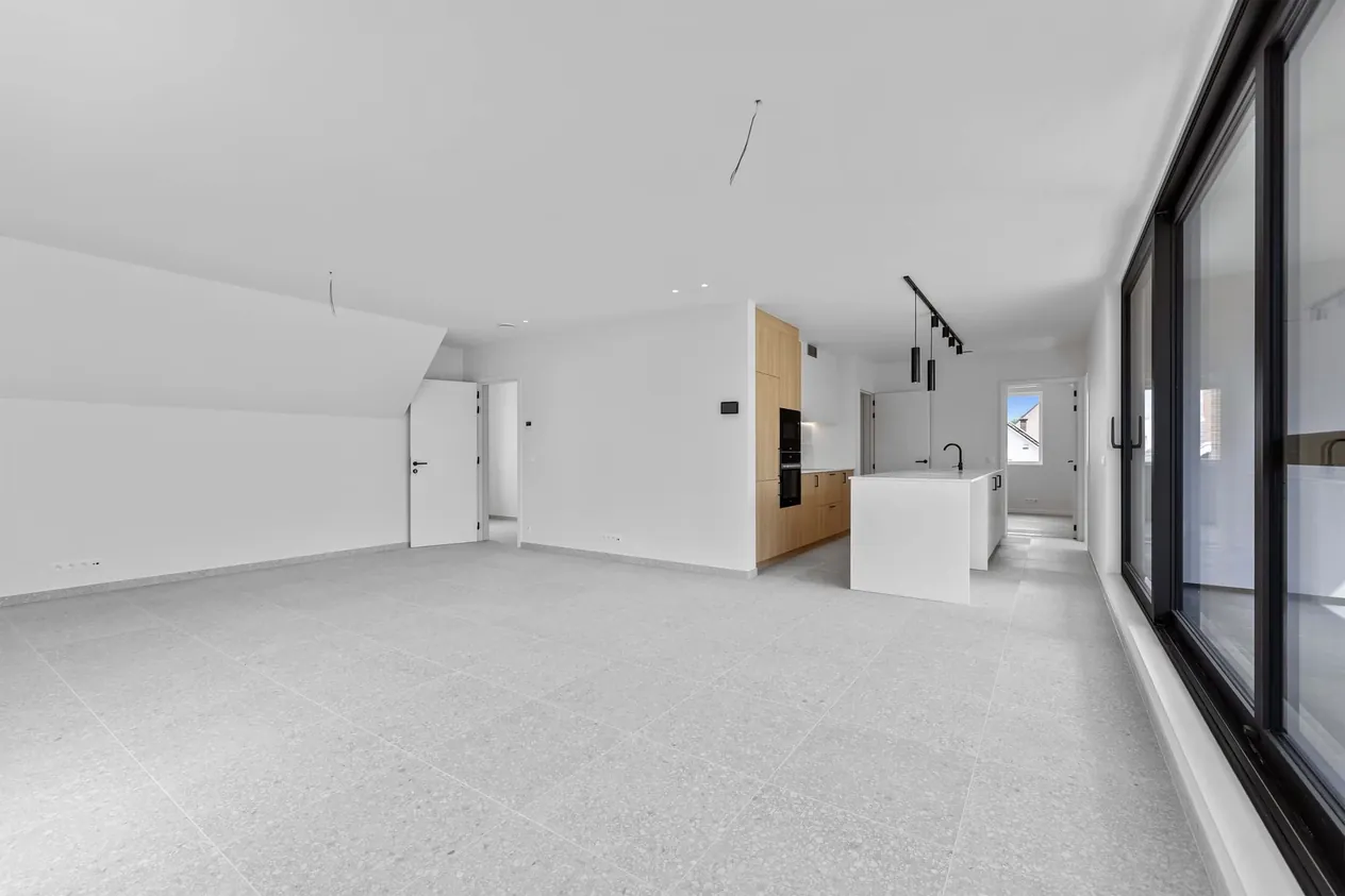 The same room empty, before staging
